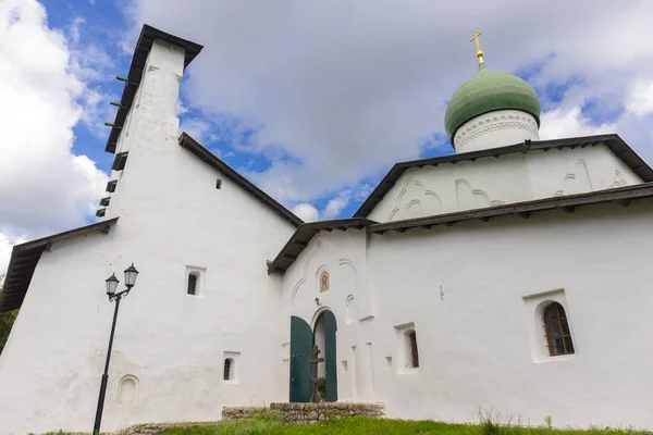 Vista sobre o velho edifício da igreja ortodoxa — Fotografia de Stock