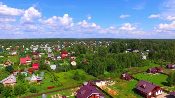 Vue aérienne du village de résidence d'été — Video