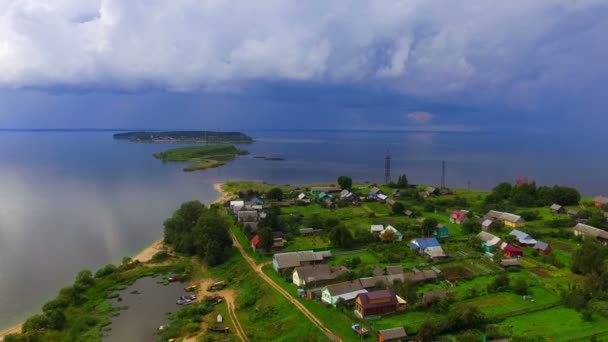 Вид с воздуха на населенный пункт на берегу озера — стоковое видео