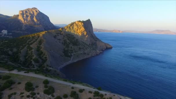 Luchtfoto uitzicht over de baai en de bergen — Stockvideo