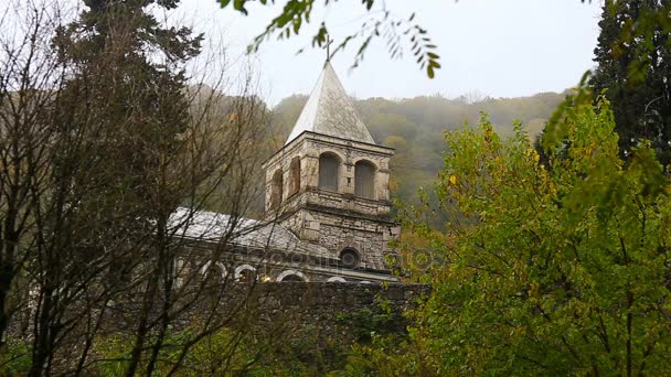 Vue sur bâtiment médiéval en pierre avec tour sous la pluie — Video