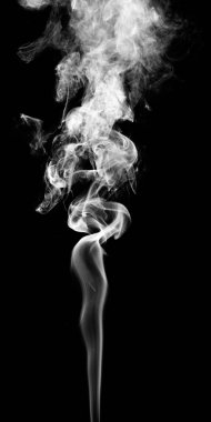 Beyaz fantezi siyah arka plan üzerine duman