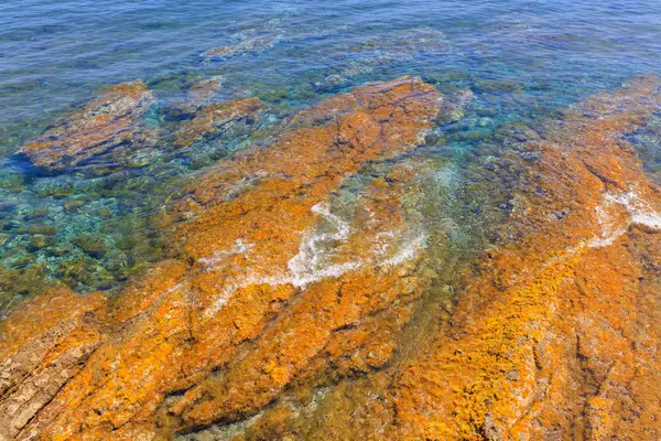 Textura natural colorida com mar azul e rochas amarelas — Fotografia de Stock