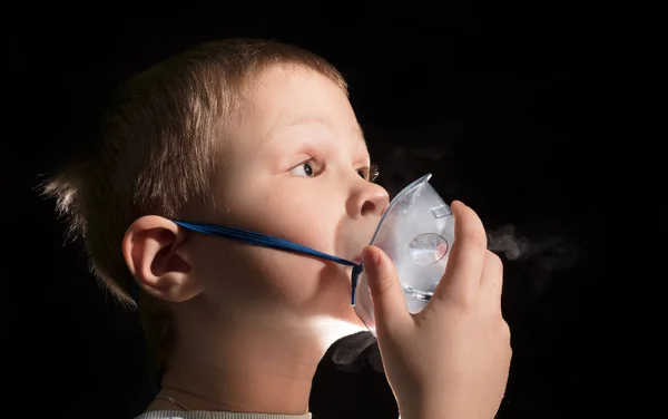 Niño respirando a través de la máscara del nebulizador —  Fotos de Stock