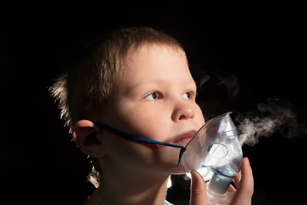 Niño respirando a través de la máscara del nebulizador —  Fotos de Stock