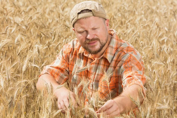 Çiftçi kap ayakta Field