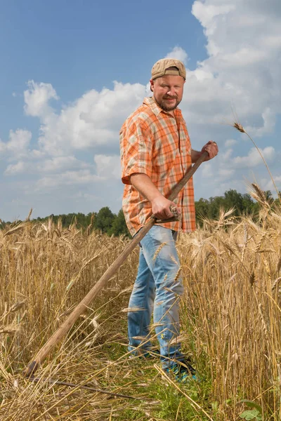 Agricultor moderno con guadaña — Foto de Stock