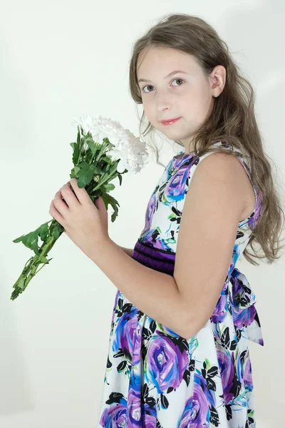 Menina adolescente bonito com buquê de flores — Fotografia de Stock
