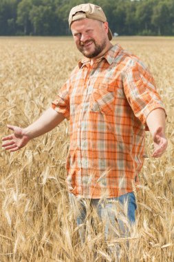 Çiftçi kap ayakta Field