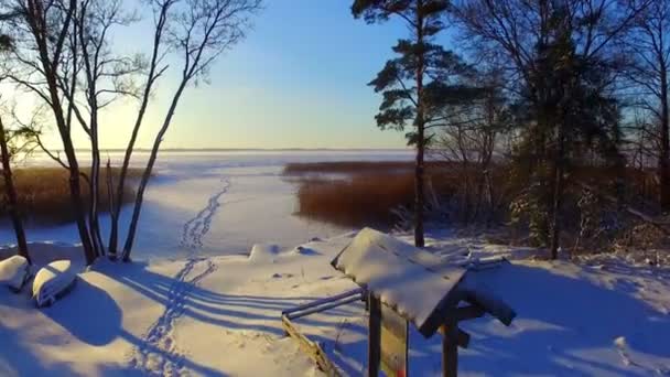 Drone lotu nad snowy zamarzniętym jeziorze — Wideo stockowe