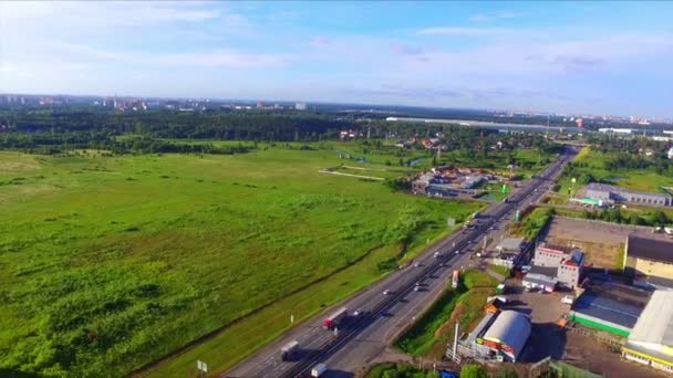 Luchtfoto van de snelweg in de buurt van het veld — Stockvideo