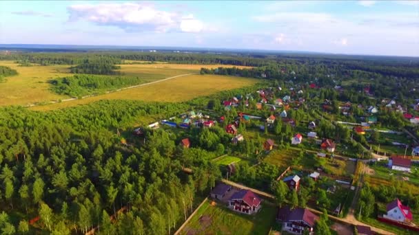 Вид с воздуха на деревню летней резиденции — стоковое видео