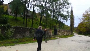 Taş Manastırı duvarı boyunca yürüyen adam