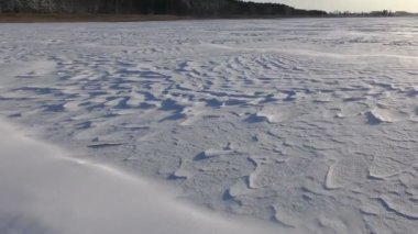 Güzel manzara karlı kabartma yüzeyli ve güçlü Rüzgar