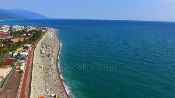 Vista aérea en la orilla del mar con playa larga — Vídeos de Stock