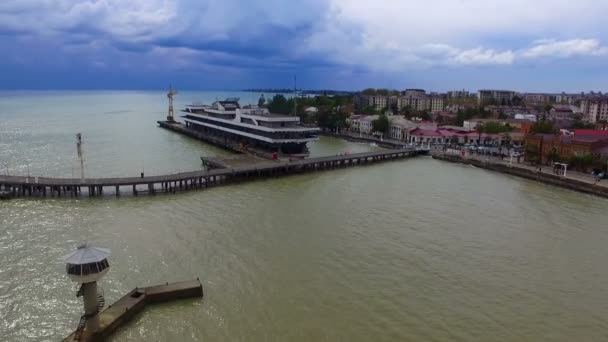 Vue aérienne sur le remblai de Sukhumi et la ville — Video