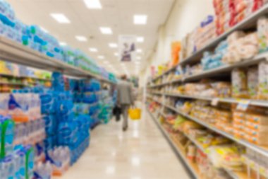 Raf süpermarkette bulanık arka plan