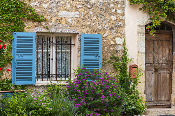 Окно со ставнями и старой деревянной дверью

