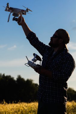Drone ve denetleyicisi kollarında tutan işleç