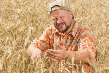 Çiftçi kap ayakta Field