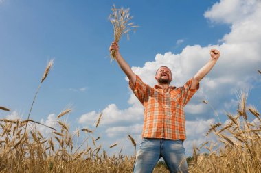 Çiftçi gururla ellerini kaldırdı