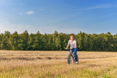 Biycle üzerinde olgunlaştı kadın