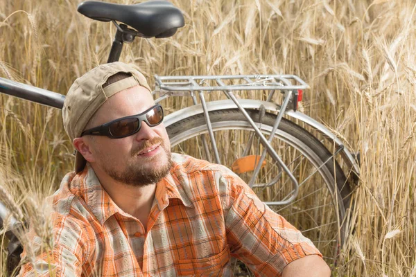 Matured traveller in cap and sunglasses having a res — Stock Photo, Image