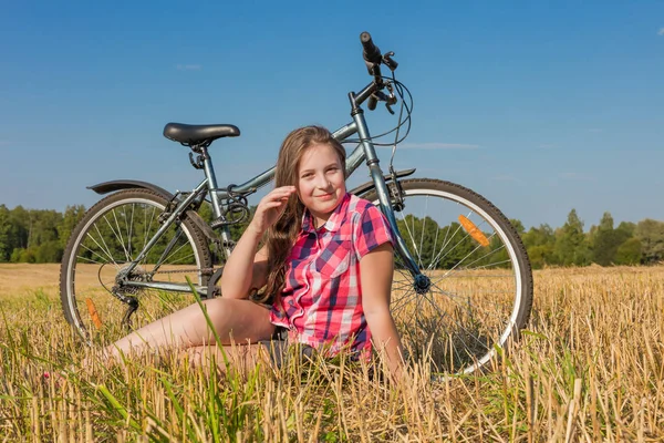 Jovem com uma bicicleta — Fotografia de Stock