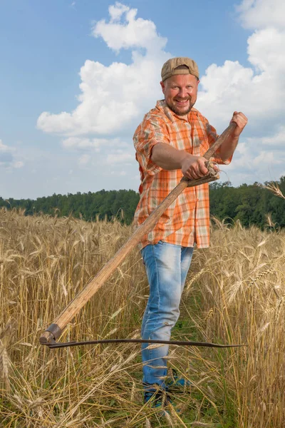 Nowoczesny rolnik z kosą — Zdjęcie stockowe