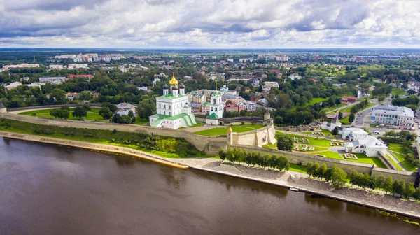 三一大教堂，普斯科夫克里姆林宫的鸟瞰图 — 图库照片