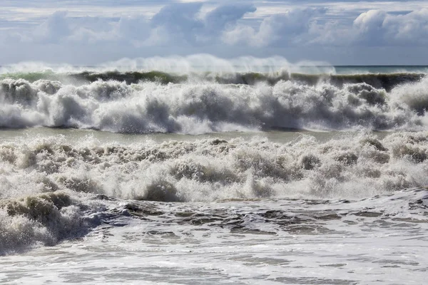 Mooie stormachtig weer op de zee met grote golven — Stockfoto