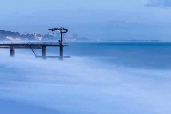 Красивый морской пейзаж с приливом и одиноким пирсом — стоковое фото