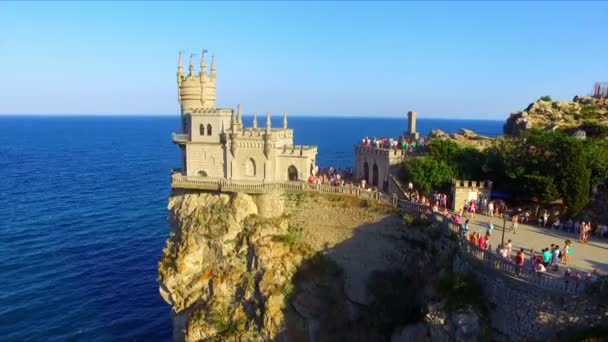 Vista aérea del castillo Golondrinas Nido — Vídeos de Stock