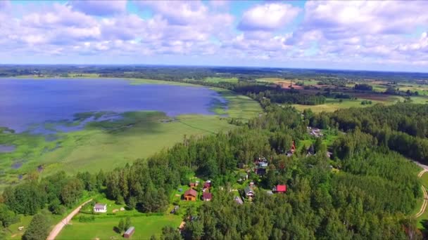 Vista aérea del lago y el parque nacional Razna en Letonia — Vídeo de stock