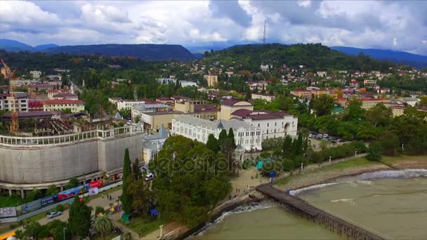 Вид с воздуха на набережную Сухуми и город — стоковое видео