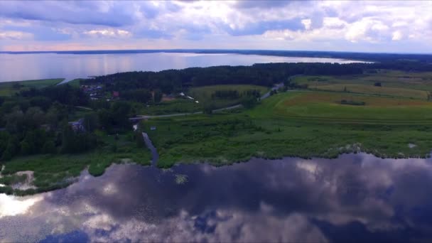 Vue aérienne du lac et du parc national Razna en Lettonie 