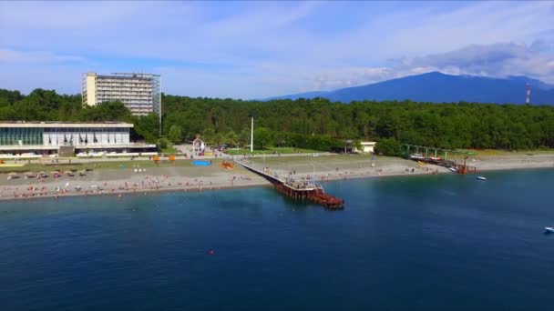 Вид с воздуха на курортный город Пицунда — стоковое видео