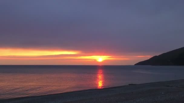 Schöner Sonnenuntergang über der Küste — Stockvideo