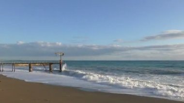 Gelgit ve yalnız iskelesi ile güzel deniz manzarası