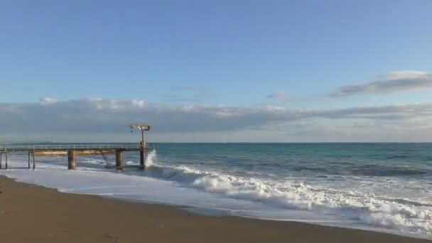 Красивый морской пейзаж с приливом и одиноким пирсом — стоковое видео