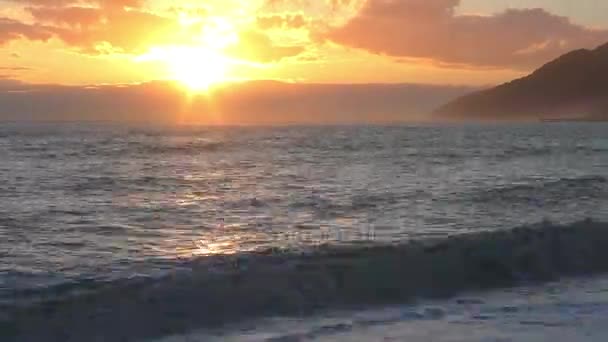 Bel tramonto sulla riva del mare — Video Stock