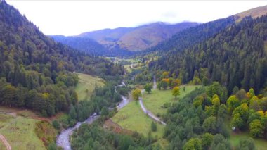 Caucasus dağ Vadisi üzerinde güzel havadan görünümü