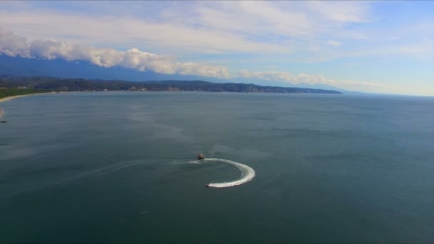 Luchtfoto op zee oppervlak met water scooter — Stockvideo