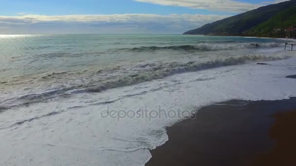 Vacker utsikt på stranden med vågorna — Stockvideo