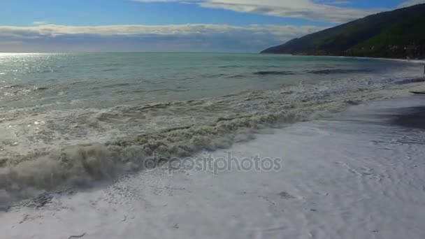 Bela vista à beira-mar com ondas — Vídeo de Stock