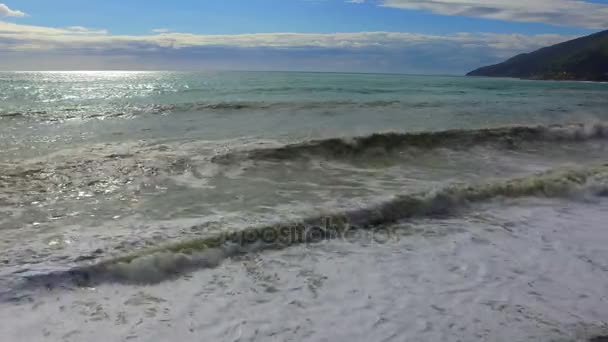 Prachtig uitzicht op de kust met golven — Stockvideo