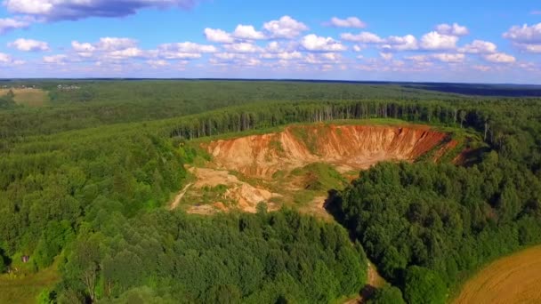 Вид с воздуха на не текущую песчаную яму — стоковое видео