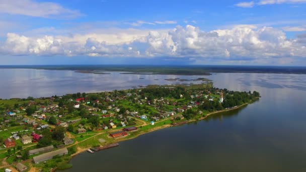 Flygfoto på bosättningen på stranden av sjön — Stockvideo