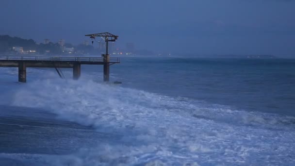 Όμορφη Θαλασσογραφία με την παλίρροια και μοναχικό προβλήτα — Αρχείο Βίντεο