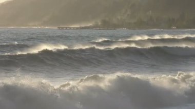 Günbatımı zaman güzel fırtınalı deniz manzarası